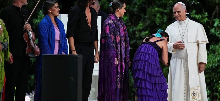 pope-leo-xiv-meets-antonio-banderas,-watches-flamenco-performance-in-madrid