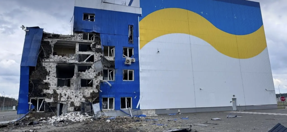 russian-drone-hits-facility-near-chernobyl,-ukrainian-president-zelenskyy-says
