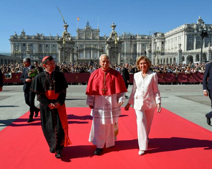 pope-leo-makes-visit-to-spain’s-almudena-cathedral