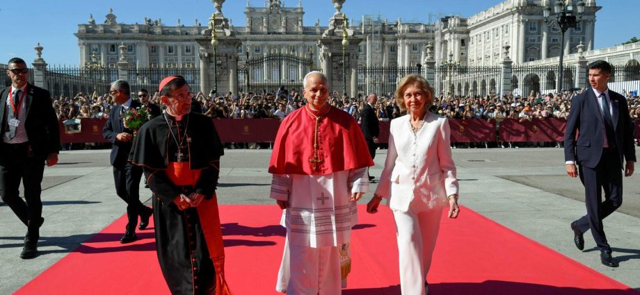 pope-leo-makes-visit-to-spain’s-almudena-cathedral
