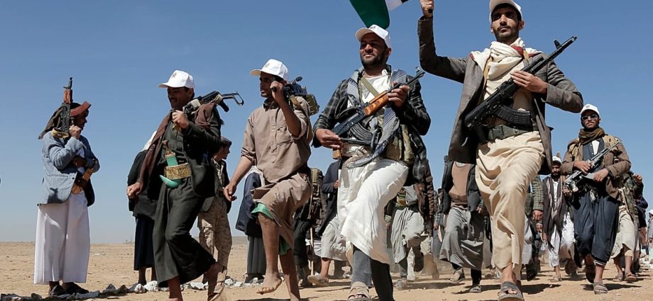 houthis-join-iran-war-fight,-threatening-red-sea-shipping-amid-hormuz-closure