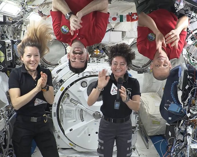 crew-works-microbiology,-advanced-tech-and-congratulates-new-artemis-iii-crew