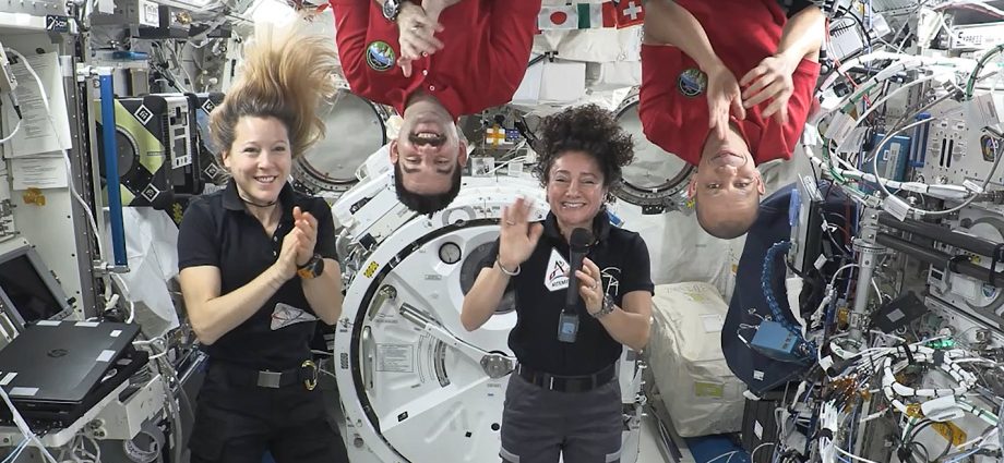 crew-works-microbiology,-advanced-tech-and-congratulates-new-artemis-iii-crew