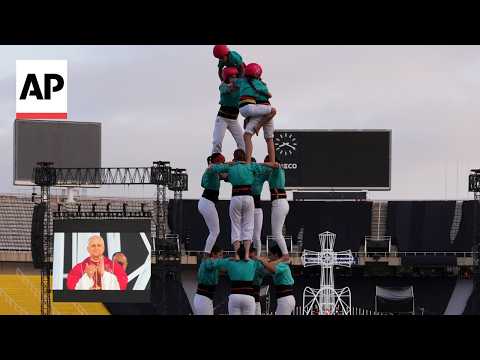 more-than-130-people-form-a-human-tower-to-greet-pope-leo-xiv-in-spain