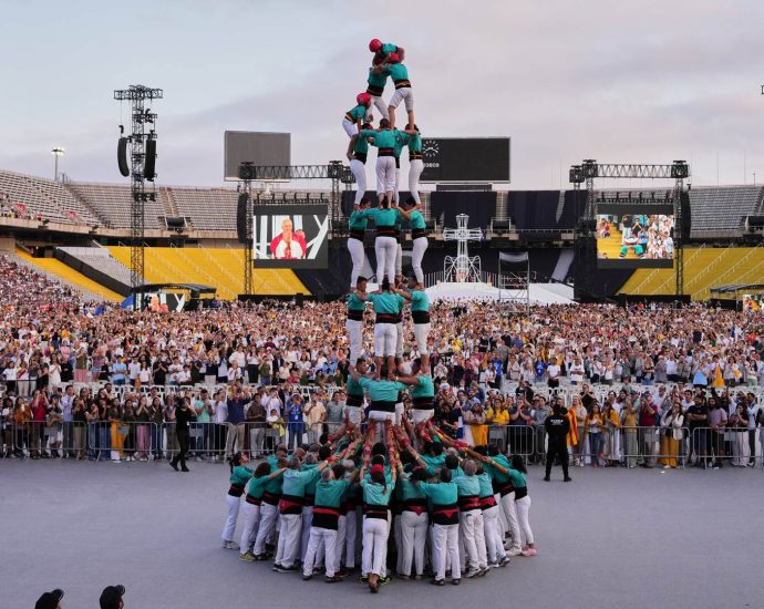 pope-leo-welcomed-in-barcelona-with-traditional-catalan-human-tower
