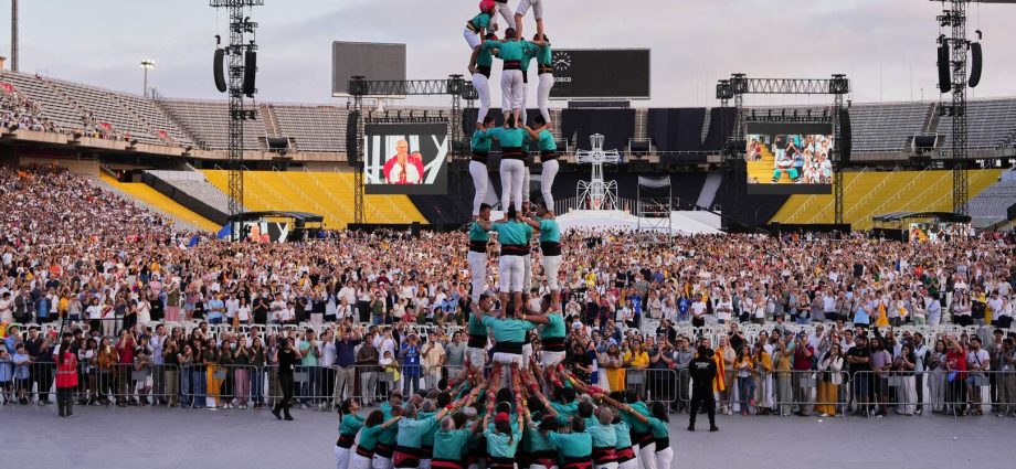 pope-leo-welcomed-in-barcelona-with-traditional-catalan-human-tower