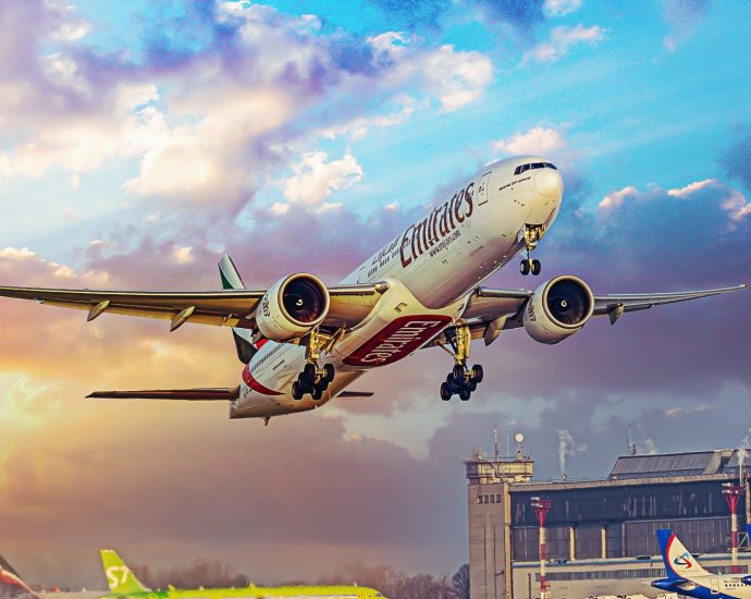 the-real-reason-pilots-sometimes-fly-a-longer-route-on-purpose