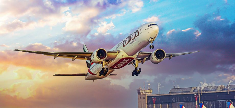 the-real-reason-pilots-sometimes-fly-a-longer-route-on-purpose