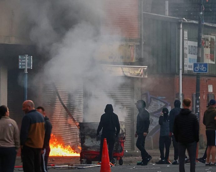 cars-and-homes-burn-as-unrest-erupts-in-belfast-after-knife-attack