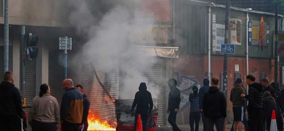 cars-and-homes-burn-as-unrest-erupts-in-belfast-after-knife-attack