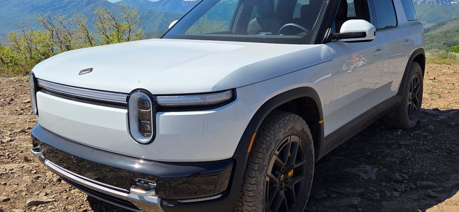 2027-rivian-r2:-will-a-smaller,-less-expensive-electric-suv-make-rivian-the-next-tesla?