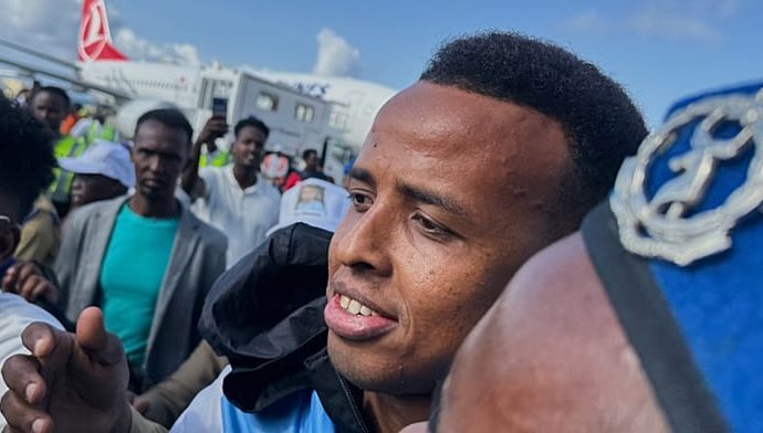 somalia’s-world-cup-referee-returns-home-to-hero’s-welcome-after-us-entry-denial