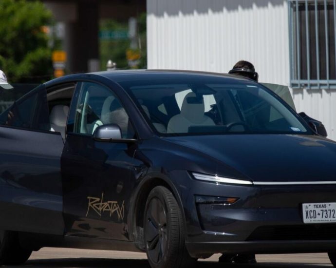 tesla-robotaxis-stall-as-musk’s-self-driving-hype-hits-real-world-traffic