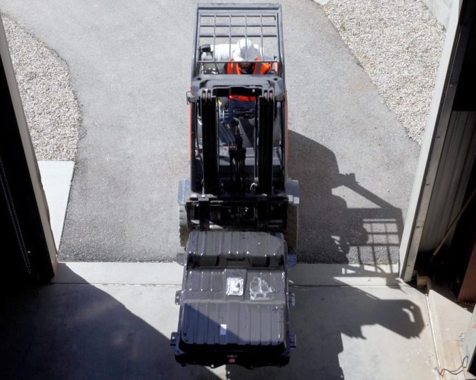 b2u-and-waymo-partner-to-give-autonomous-ev-fleet-batteries-a-second-life