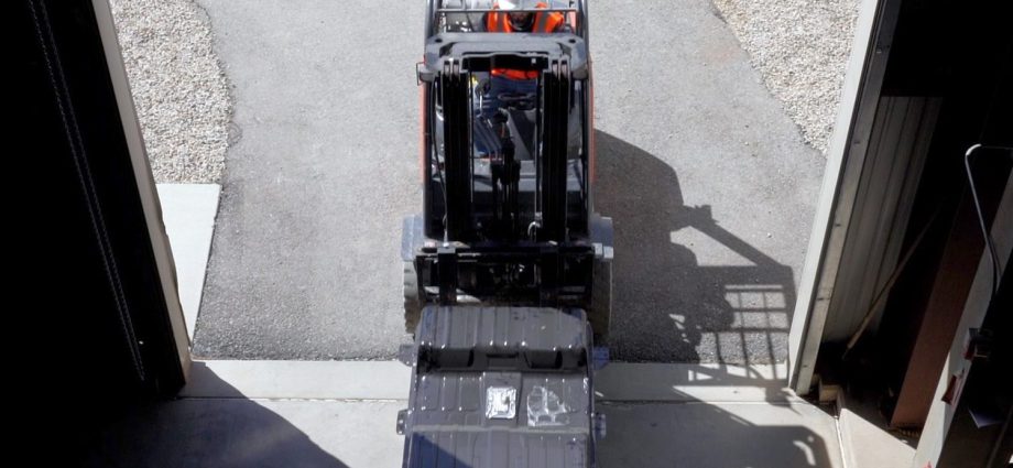 b2u-and-waymo-partner-to-give-autonomous-ev-fleet-batteries-a-second-life