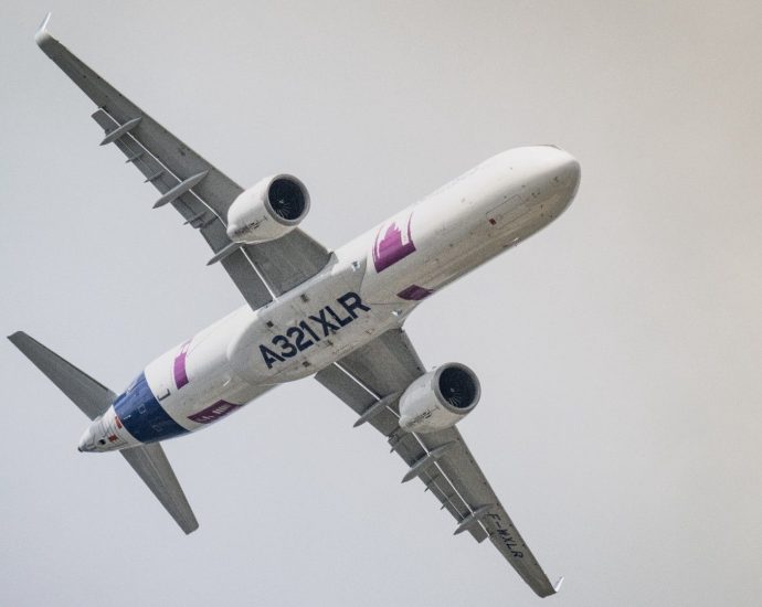 united-plans-to-block-a321xlr-middle-seats-to-fly-with-3-flight-attendants,-not-4