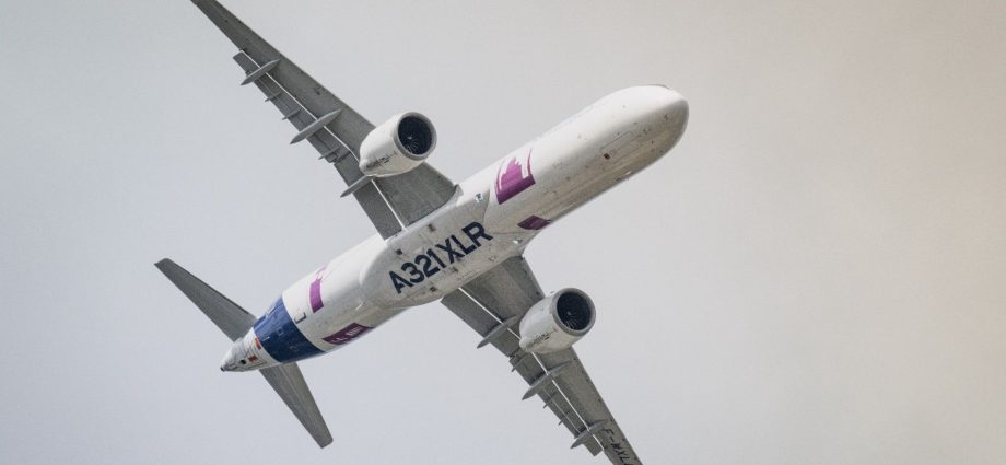 united-plans-to-block-a321xlr-middle-seats-to-fly-with-3-flight-attendants,-not-4