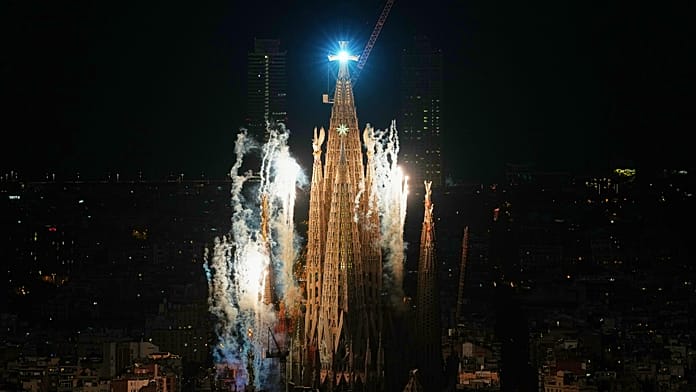 spain:-pope-leo-xiv-blesses-new-sagrada-familia-tower,-now-world’s-tallest-church