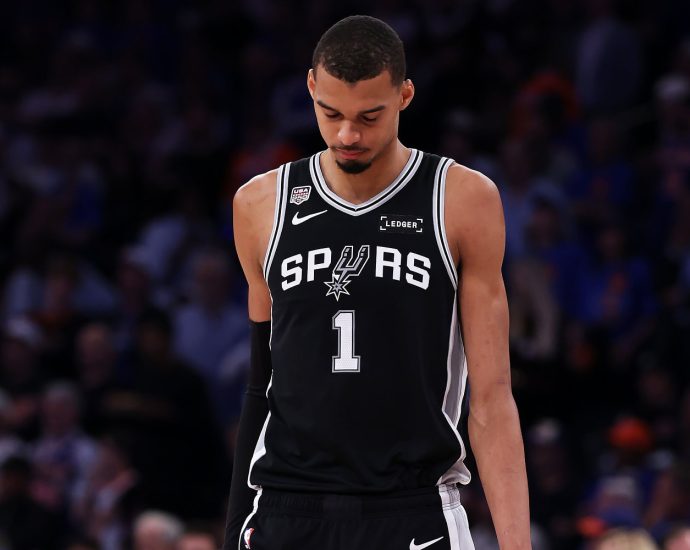 silence-fills-spurs-locker-room-after-devastating-game-4-meltdown