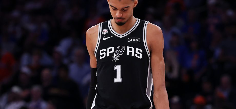 silence-fills-spurs-locker-room-after-devastating-game-4-meltdown