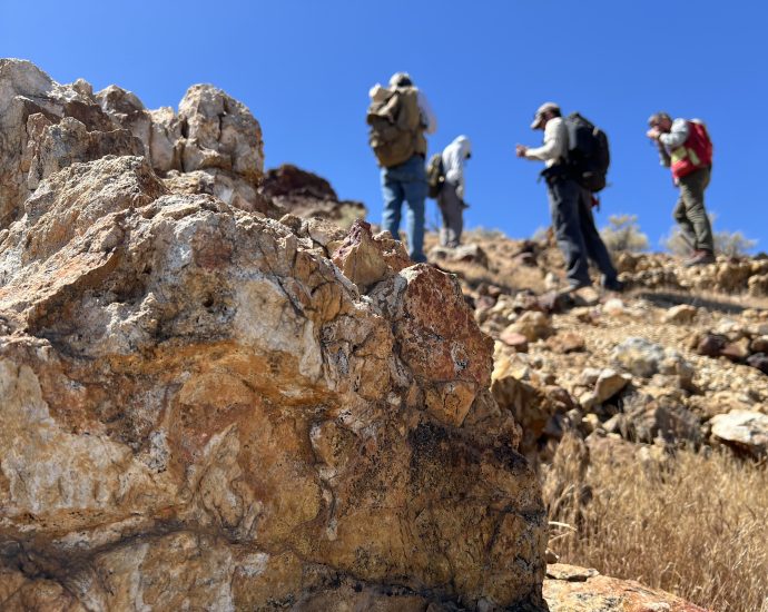 nasa,-usgs-scientists-go-rock-hounding-in-california’s-high-desert