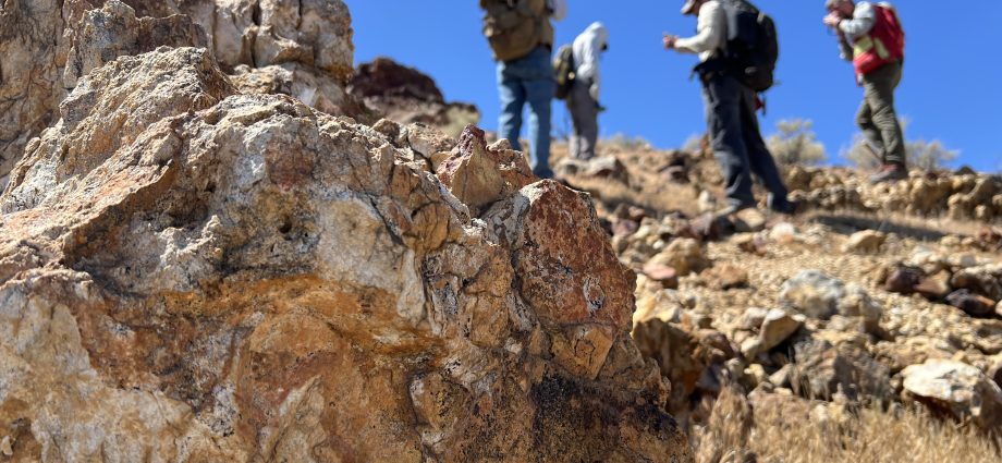 nasa,-usgs-scientists-go-rock-hounding-in-california’s-high-desert