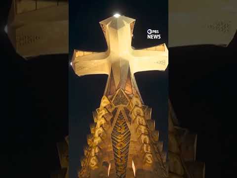 watch:-sagrada-familia-basilica-illuminates-during-pope-leo’s-video