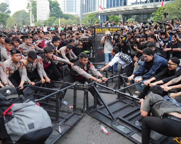 indonesian-students-protest-gov’t-policies-amid-economic-strain