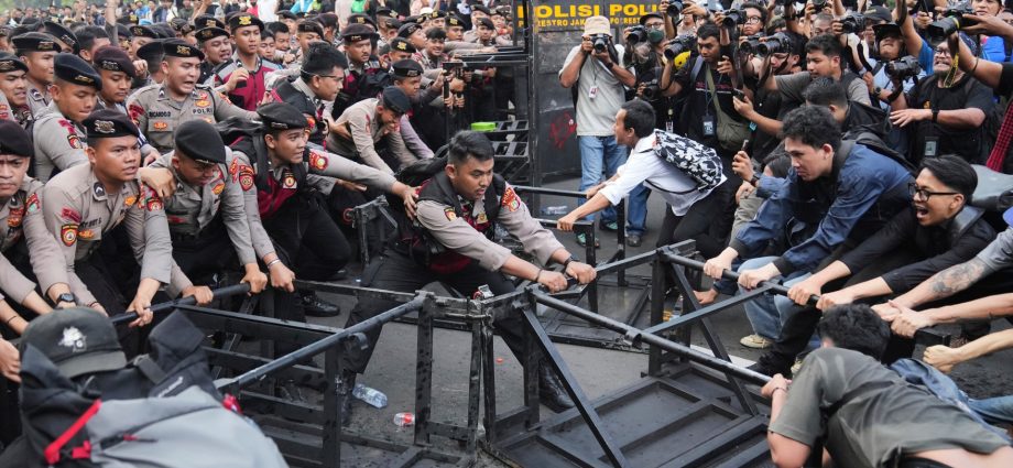 indonesian-students-protest-gov’t-policies-amid-economic-strain