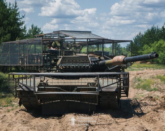 abrams-tanks-in-ukraine-get-modular-drone-protection-to-survive-in-today’s-drone-dominated-warfare