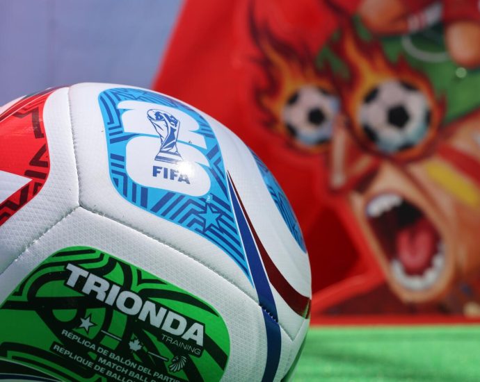 amid-travel-bans,-ice-fears-and-political-turmoil,-wary-fans-try-to-find-world-cup-joy