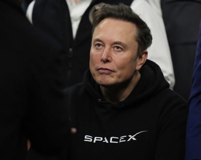 spacex-launches-ipo,-making-elon-musk-the-world’s-first-trillionaire