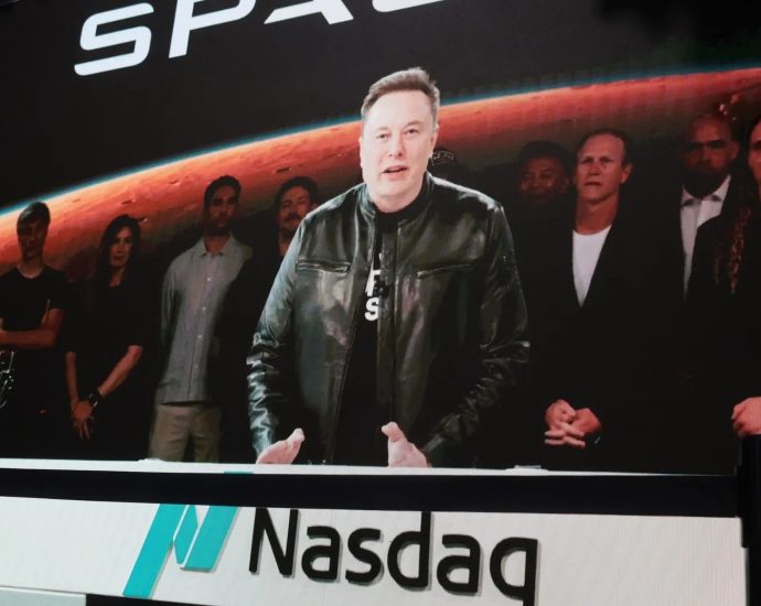 as-musk-becomes-the-first-trillionaire,-historian-sees-warning-signs 