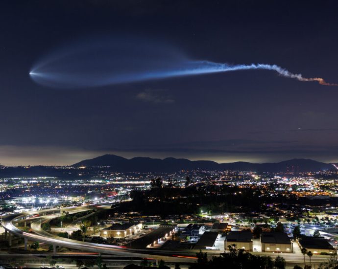 a-commercial-space-race-prompts-a-thorny-question:-who-owns-the-sky?
