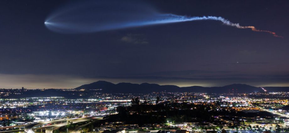 a-commercial-space-race-prompts-a-thorny-question:-who-owns-the-sky?