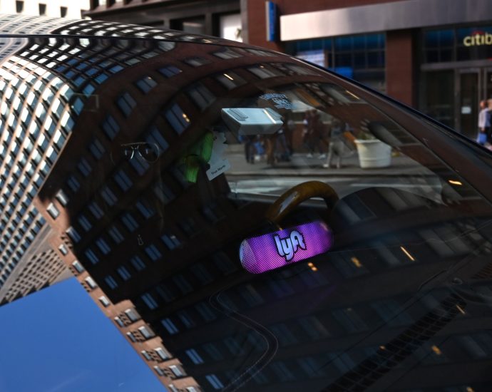 ride-share-rivals-unite-to-fight-new-law-protecting-drivers
