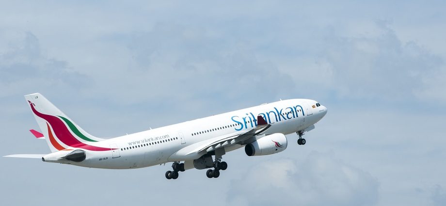 lightning-strikes-srilankan-a330-engine,-sparking-flames-and-mid-air-turnback