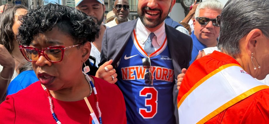 “it’s-true,-i-am”:-mamdani-reacts-to-viral-“my-mayor’s-muslim”-chant-after-knicks-win-nba-title