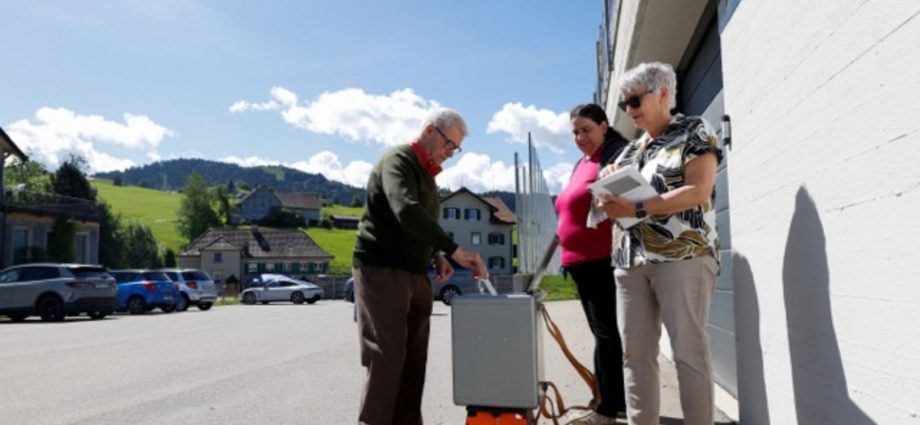 swiss-right-wing-plan-to-cap-population-rejected-by-narrow-margins