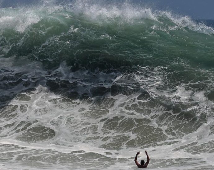 historic-swells-continue-to-batter-california-beaches.-when-will-the-surf-die-down?
