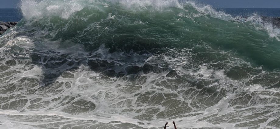 historic-swells-continue-to-batter-california-beaches.-when-will-the-surf-die-down?