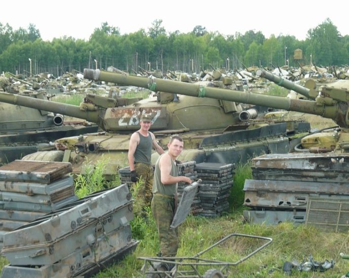 russia-revived-“previously-unrecoverable”-engines-to-restore-5,100-cold-war-tanks