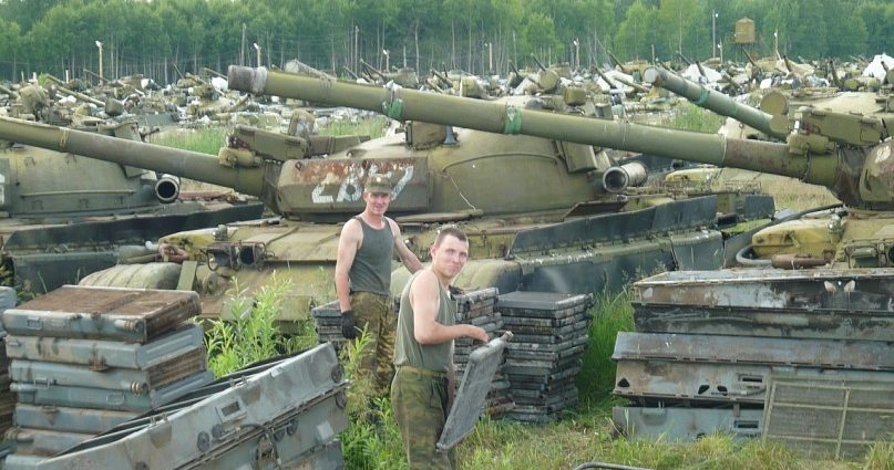 russia-revived-“previously-unrecoverable”-engines-to-restore-5,100-cold-war-tanks