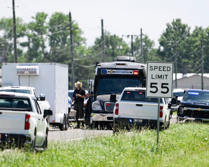 12-people-dead-after-skydiving-plane-crashes-in-missouri