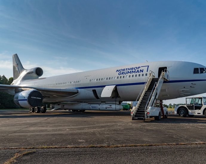 rocket-attached-to-aircraft-for-katalyst-nasa-swift-boost