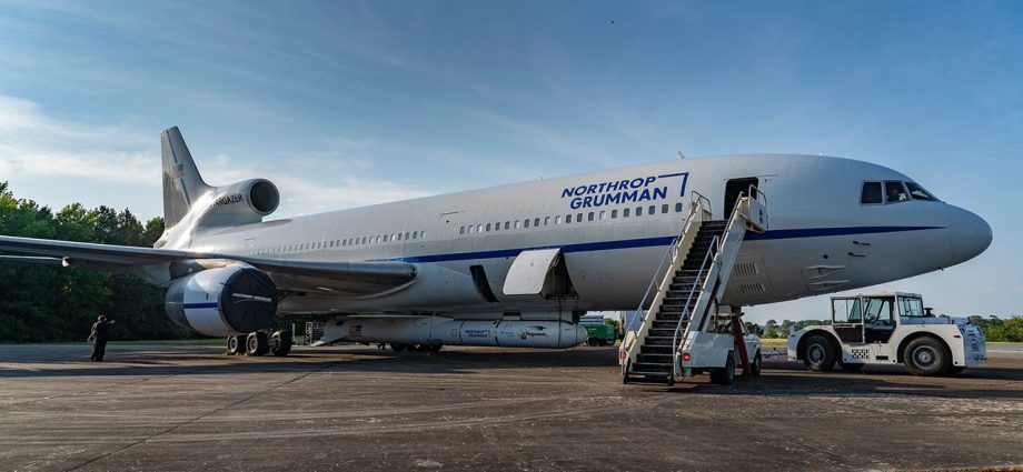 rocket-attached-to-aircraft-for-katalyst-nasa-swift-boost