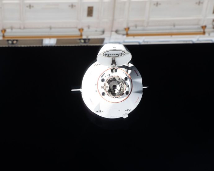 spacex-dragon-prepares-for-undocking-and-return-to-earth