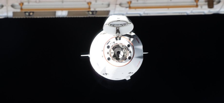 spacex-dragon-prepares-for-undocking-and-return-to-earth