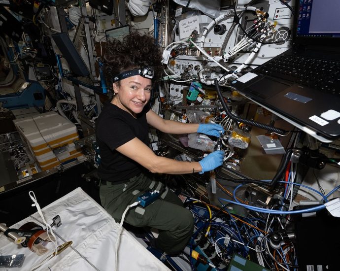 astronaut-jessica-meir-assists-with-hardware-updates-for-nasa’s-cold-atom-lab