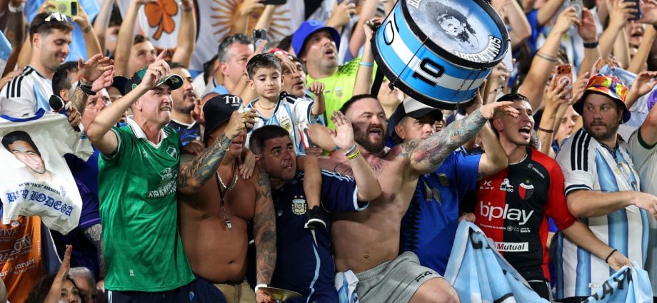 los-fanaticos-vivieron-una-jornada-historica-en-el-mundial,-con-victorias-de-francia-y-argentina